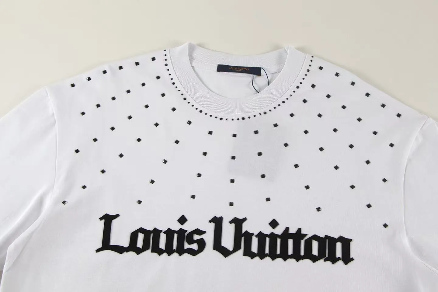 🅿️160 Style: 2026 new LOUIS VUITTON short-sleeved T-shirt Material: hot diamond process, high version 300g double yarn combed cotton Size: S～XL Color: white Style number: Z033